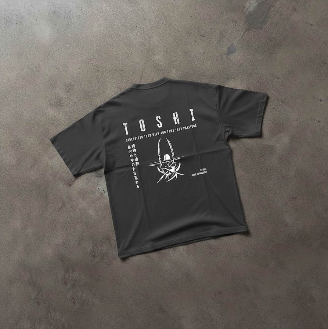T-shirt oversize gris inspiré du personnage de Zoro dans One Piece.