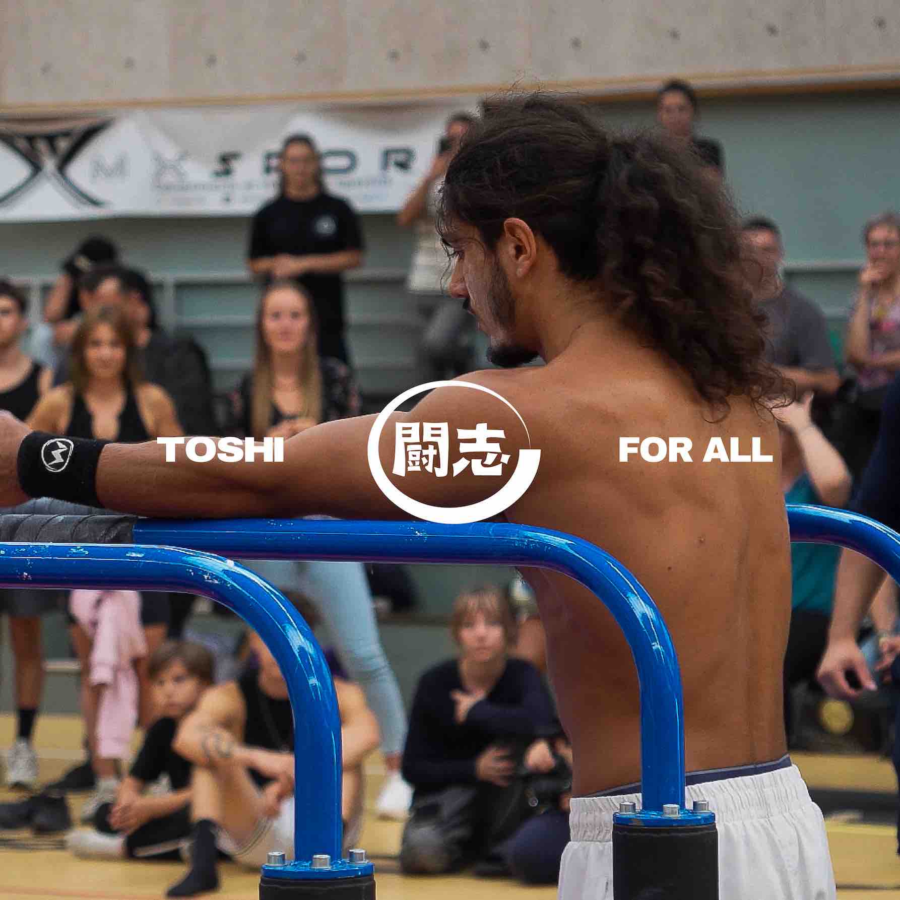 Athlète TOSHI de street workout pendant sa compétition.