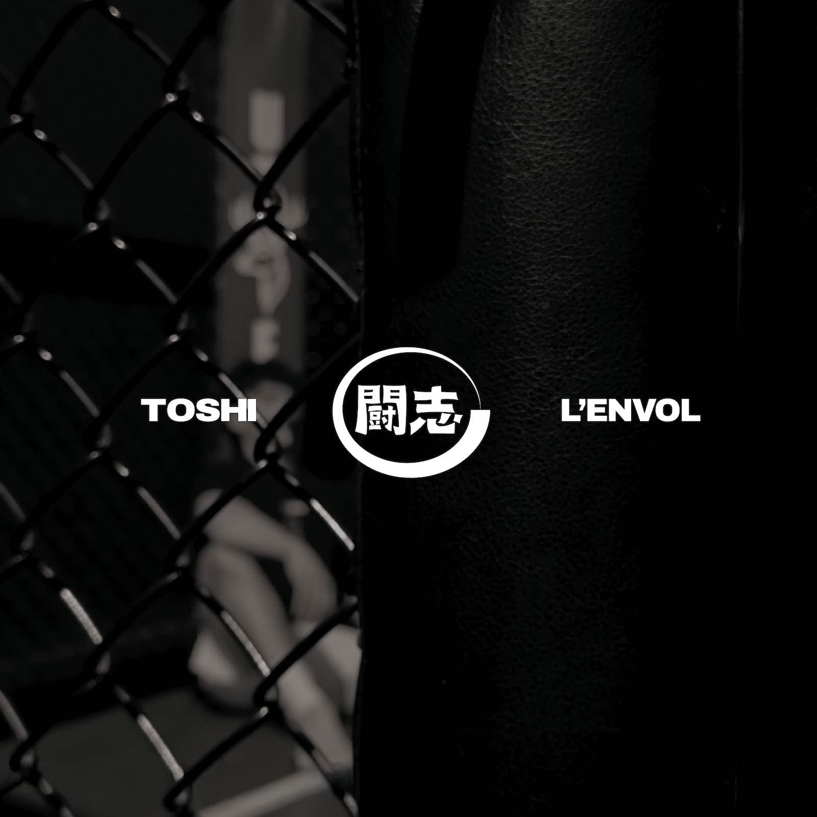 Athlète assis dans une cage de MMA avec un t-shirt oversize TOSHI.