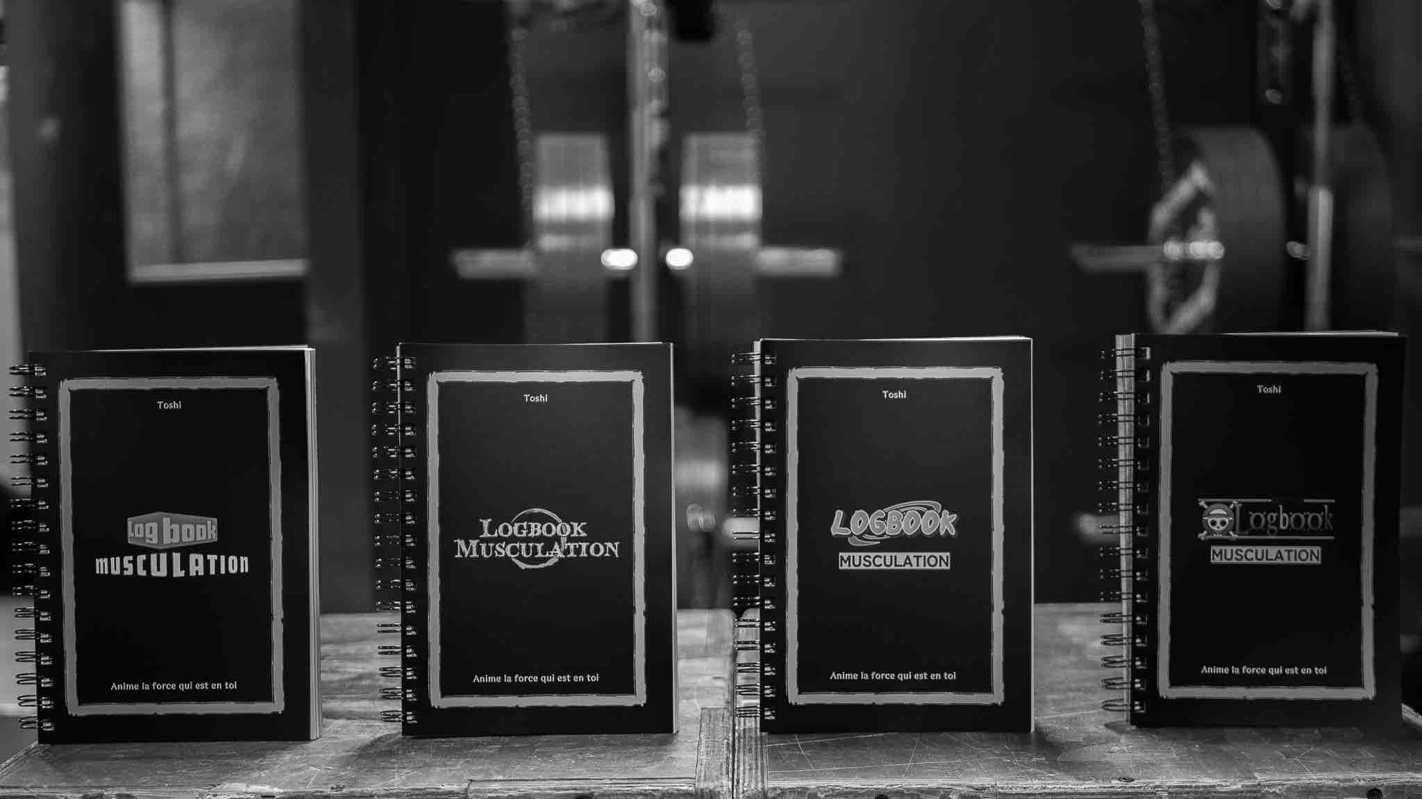 Collection de 4 carnets d'entraînement TOSHI pour musculation, inspirés de l'univers manga, qualité premium et compacts.