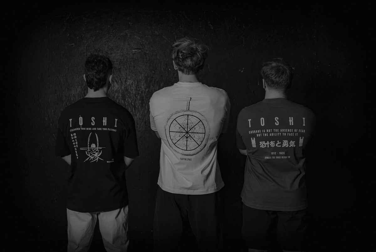 T-shirt oversize TOSHI pour homme, inspiré de l’univers des mangas et animes, style japonais et streetwear sportif.