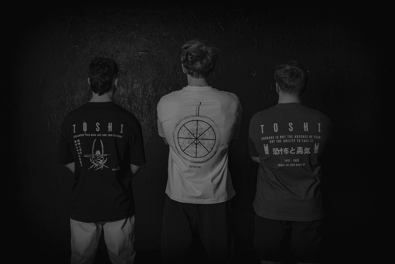 T-shirt oversize TOSHI pour homme, inspiré de l’univers des mangas et animes, style japonais et streetwear sportif.