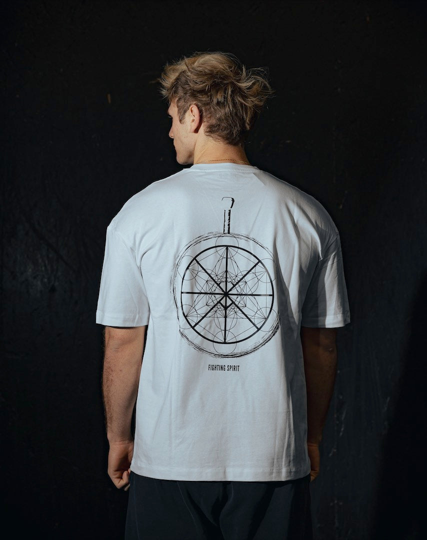 T-shirt oversize blanc TOSHI “Black Warrior” pour homme, inspiré de l’univers de Berserk, style manga japonais et streetwear sportif.