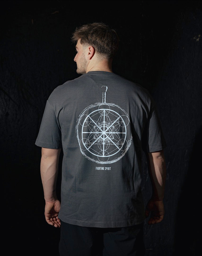 T-shirt oversize gris TOSHI “Black Warrior” pour homme, inspiré de l’univers de Berserk, style manga japonais et streetwear sportif.