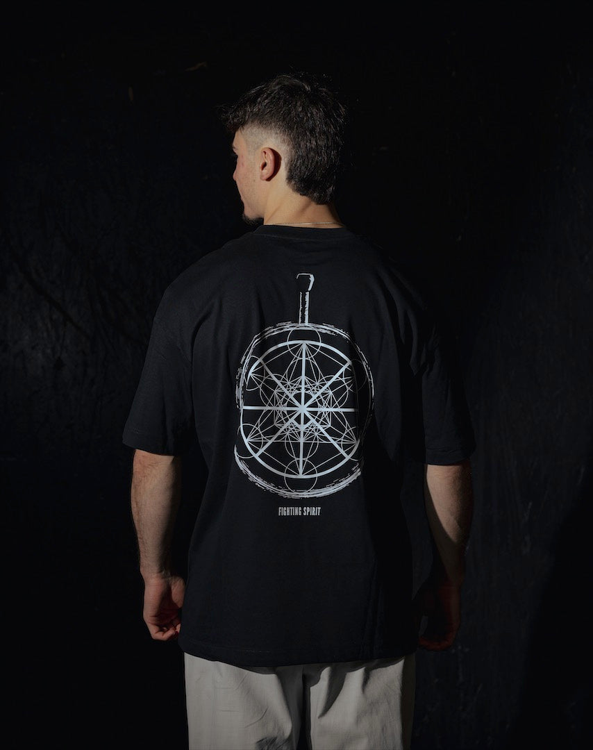 T-shirt oversize noir TOSHI “Black Warrior” pour homme, inspiré de l’univers de Berserk, style manga japonais et streetwear sportif.