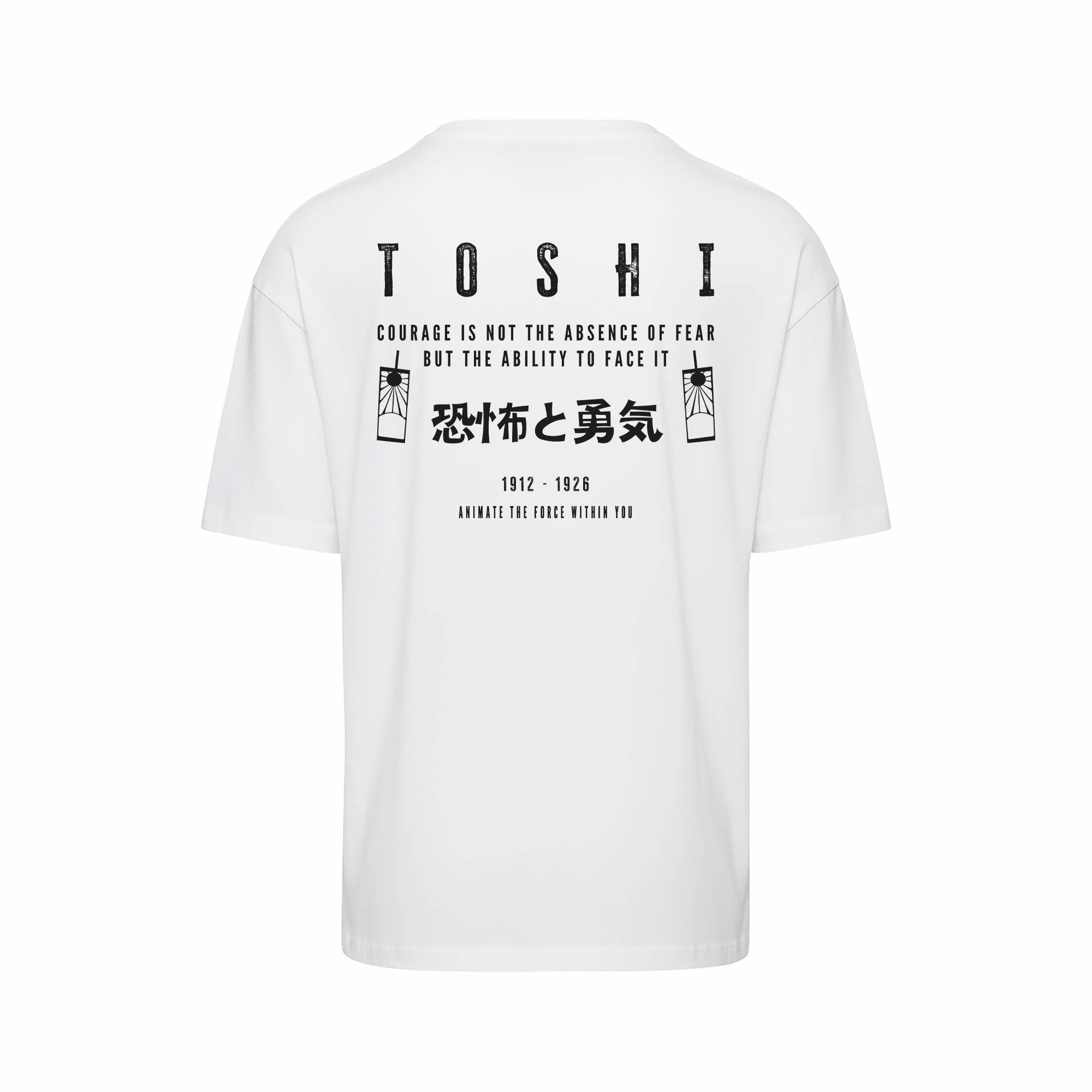 T-shirt oversize blanc TOSHI “Fear and Courage” pour homme, inspiré de l’univers de Demon Slayer, style manga japonais et streetwear sportif.