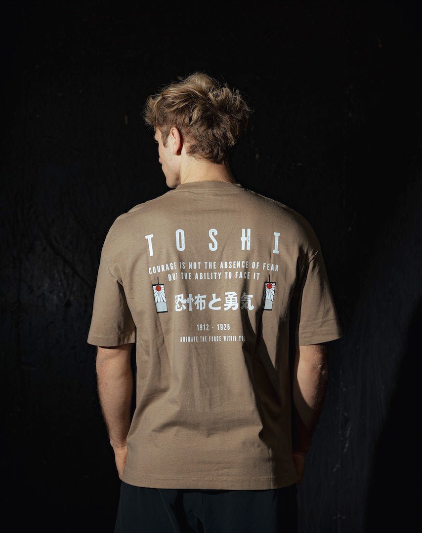 T-shirt oversize driftwood TOSHI “Fear and Courage” pour homme, inspiré de l’univers de Demon Slayer, style manga japonais et streetwear sportif.