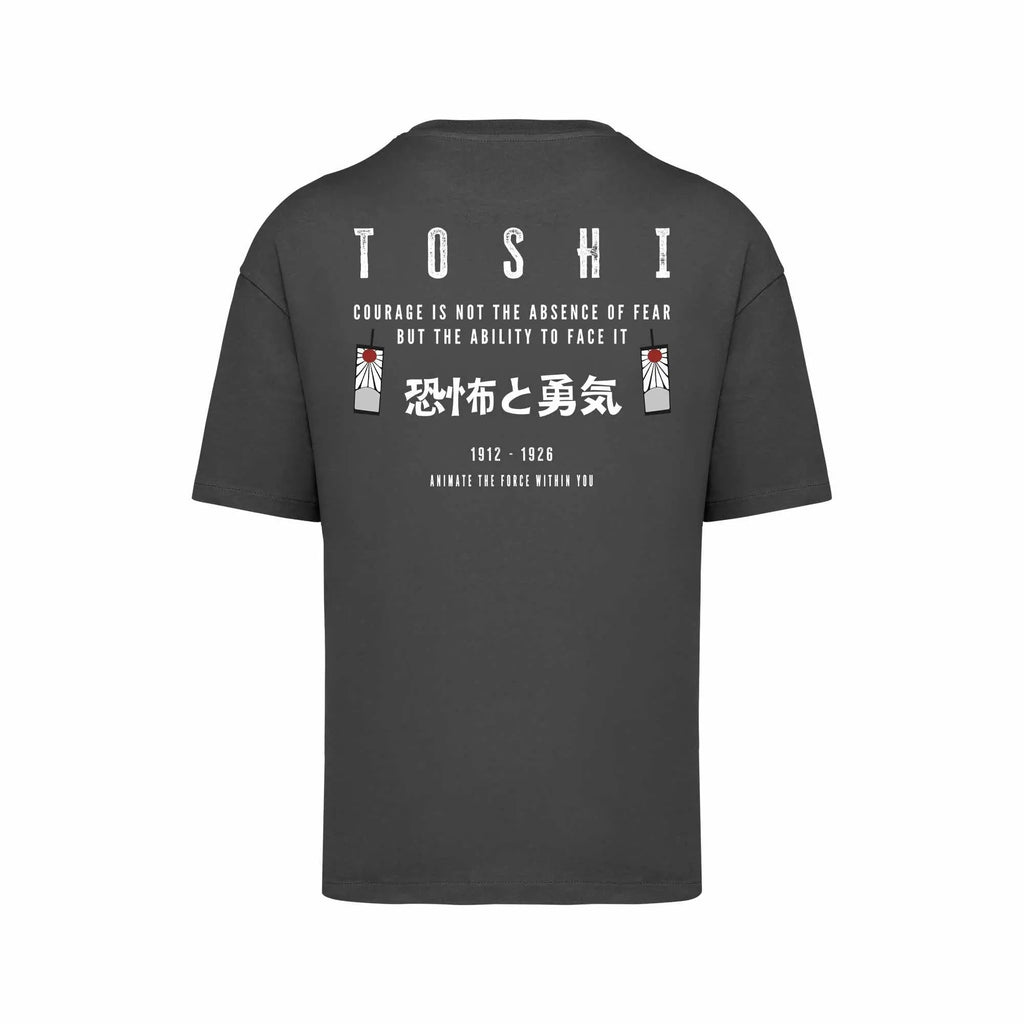 T-shirt oversize gris TOSHI “Fear and Courage” pour homme, inspiré de l’univers de Demon Slayer, style manga japonais et streetwear sportif.