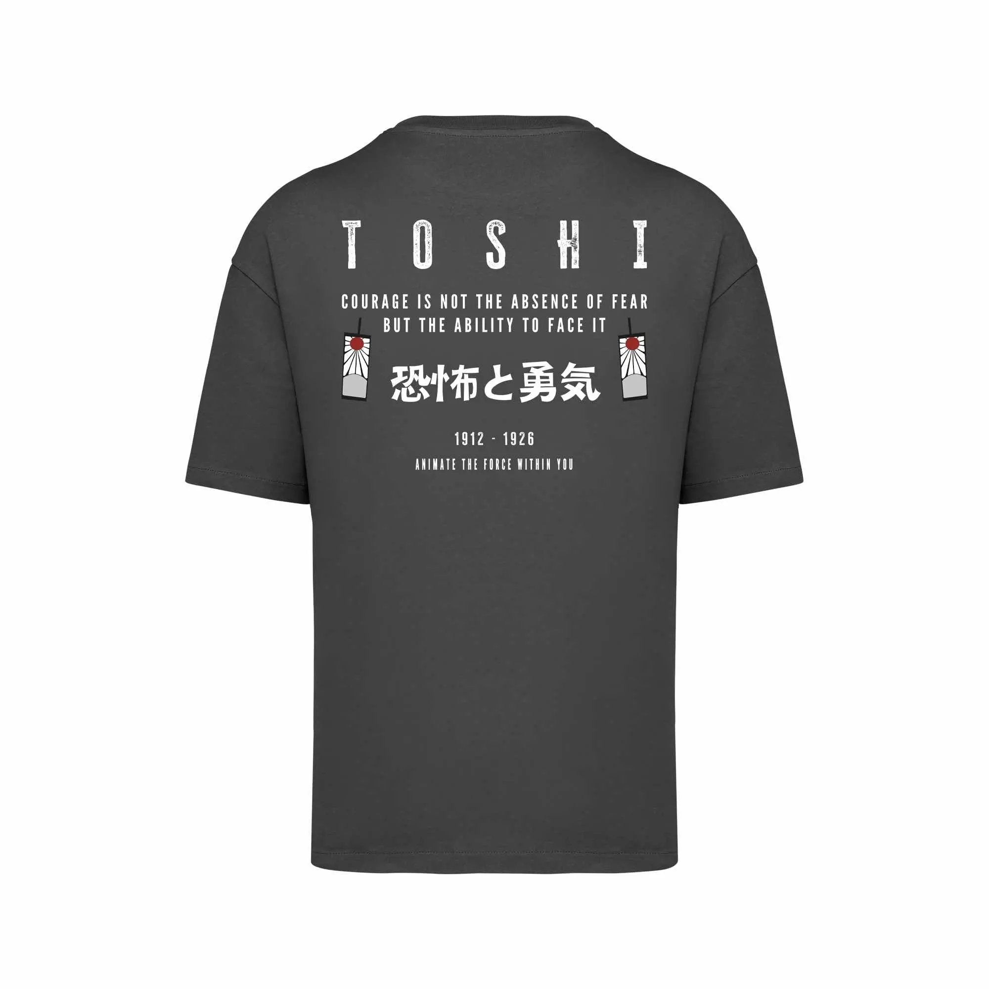 T-shirt oversize gris TOSHI “Fear and Courage” pour homme, inspiré de l’univers de Demon Slayer, style manga japonais et streetwear sportif.