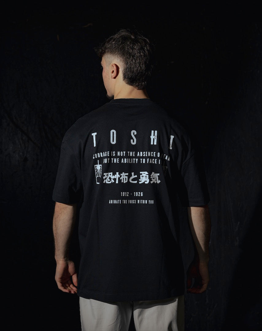 T-shirt oversize noir TOSHI “Fear and Courage” pour homme, inspiré de l’univers de Demon Slayer, style manga japonais et streetwear sportif.