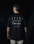 T-shirt oversize noir TOSHI “Fear and Courage” pour homme, inspiré de l’univers de Demon Slayer, style manga japonais et streetwear sportif.