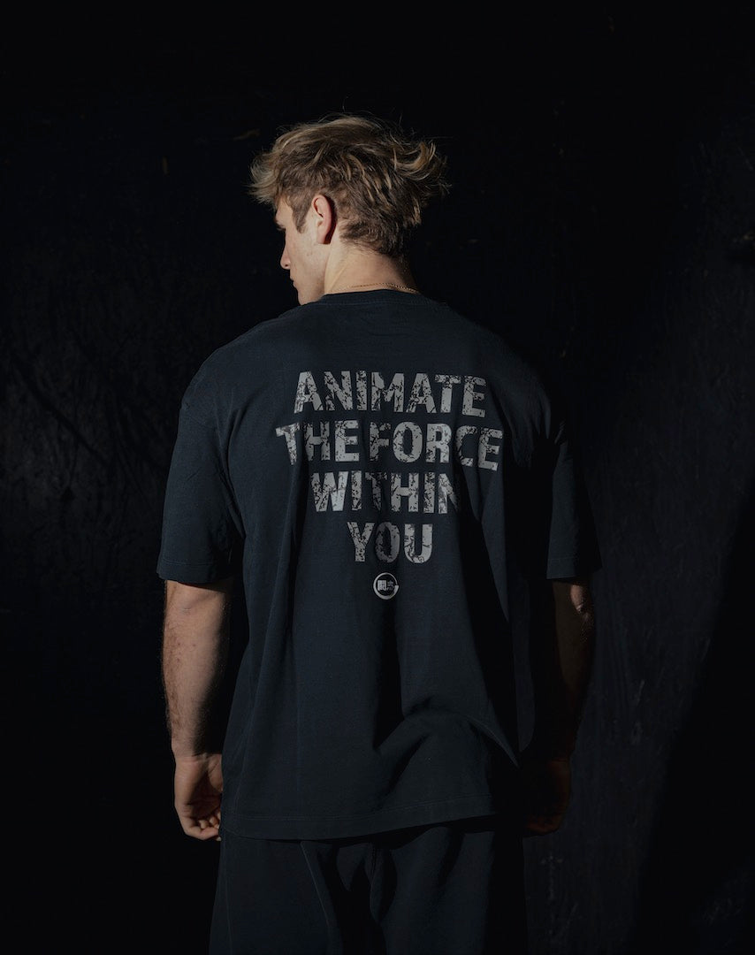 T-shirt oversize noir TOSHI “Fighting Spirit” pour homme, inspiré de l’univers des mangas et animes, style japonais et streetwear sportif.