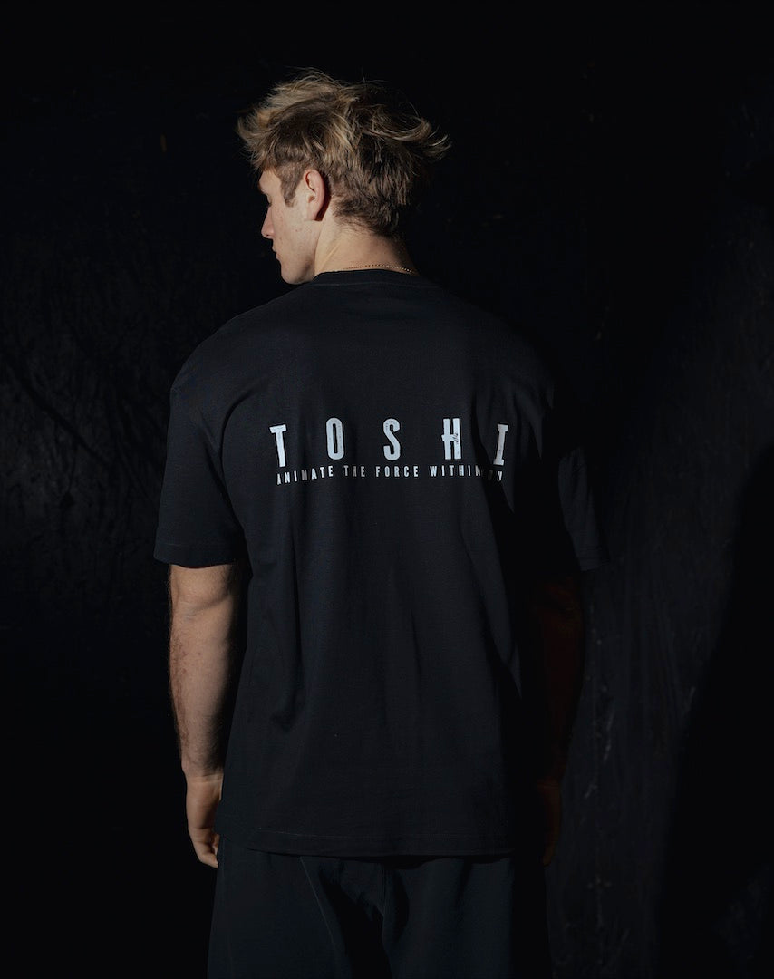 T-shirt oversize noir TOSHI “Mantra” pour homme, inspiré des mangas et animes japonais, style streetwear premium avec broderie et étiquette tissée.
