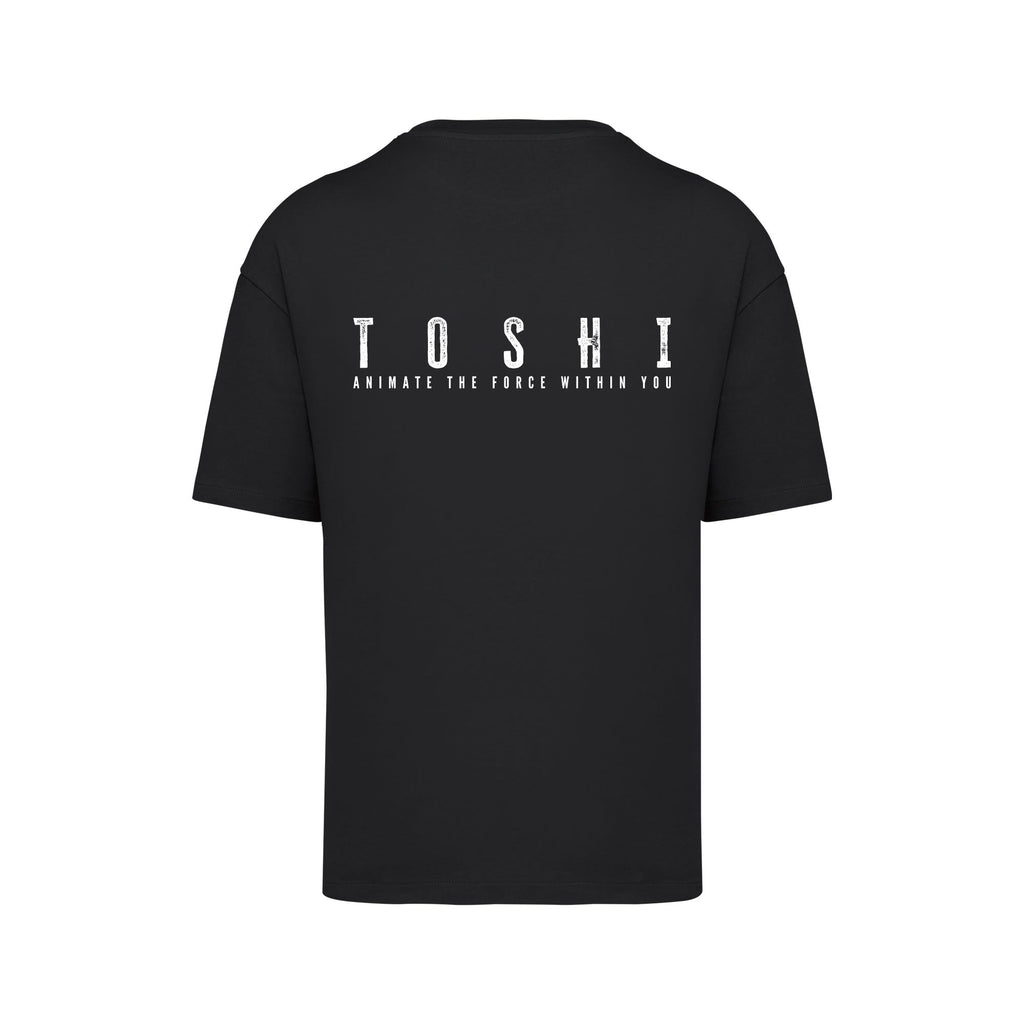 T-shirt oversize noir TOSHI “Mantra” pour homme, inspiré des mangas et animes japonais, style streetwear premium avec broderie et étiquette tissée.