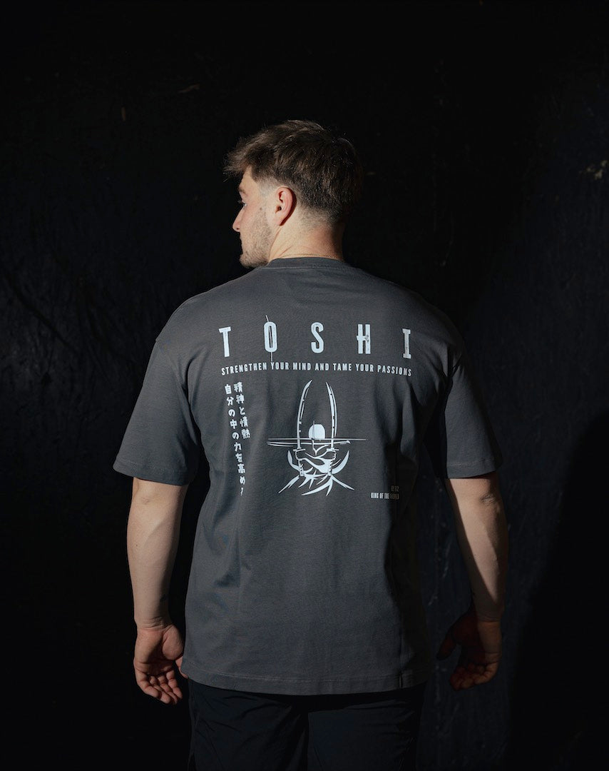 T-shirt oversize gris TOSHI “Spirit and Passion” pour homme, inspiré de l’univers de One Piece, style manga japonais et streetwear sportif.