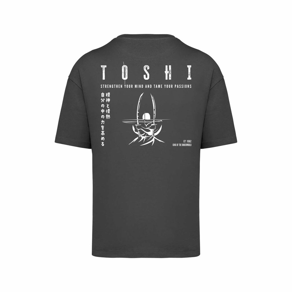T-shirt oversize gris TOSHI “Spirit and Passion” pour homme, inspiré de l’univers de One Piece, style manga japonais et streetwear sportif.