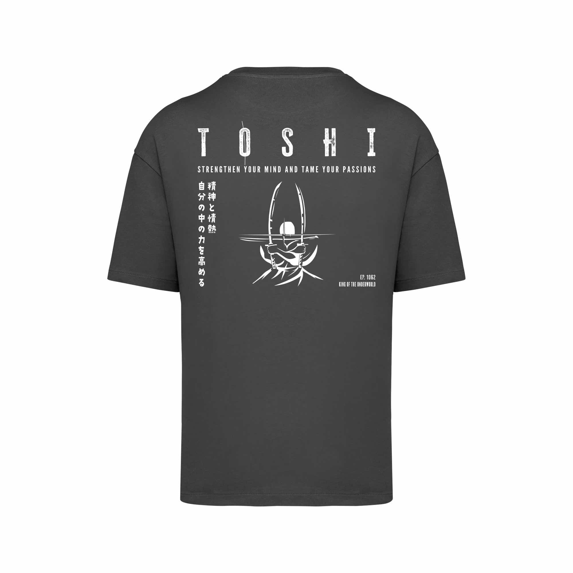 T-shirt oversize gris TOSHI “Spirit and Passion” pour homme, inspiré de l’univers de One Piece, style manga japonais et streetwear sportif.