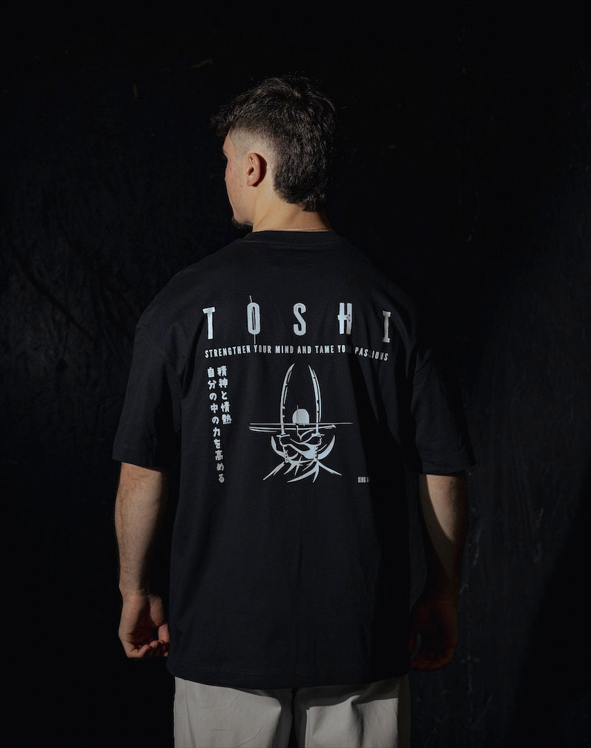 T-shirt oversize noir TOSHI “Spirit and Passion” pour homme, inspiré de l’univers de One Piece, style manga japonais et streetwear sportif.