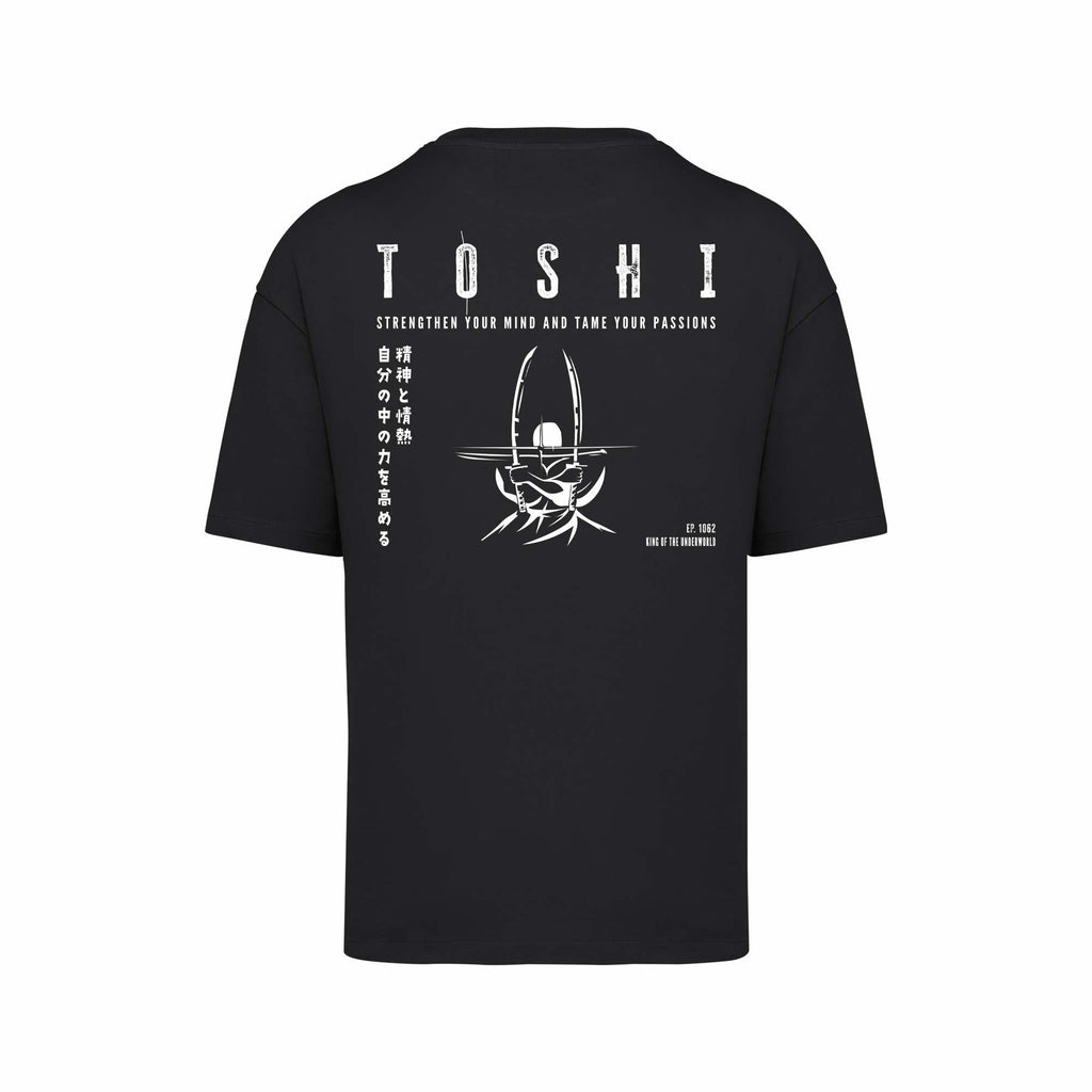T-shirt oversize noir TOSHI “Spirit and Passion” pour homme, inspiré de l’univers de One Piece, style manga japonais et streetwear sportif.