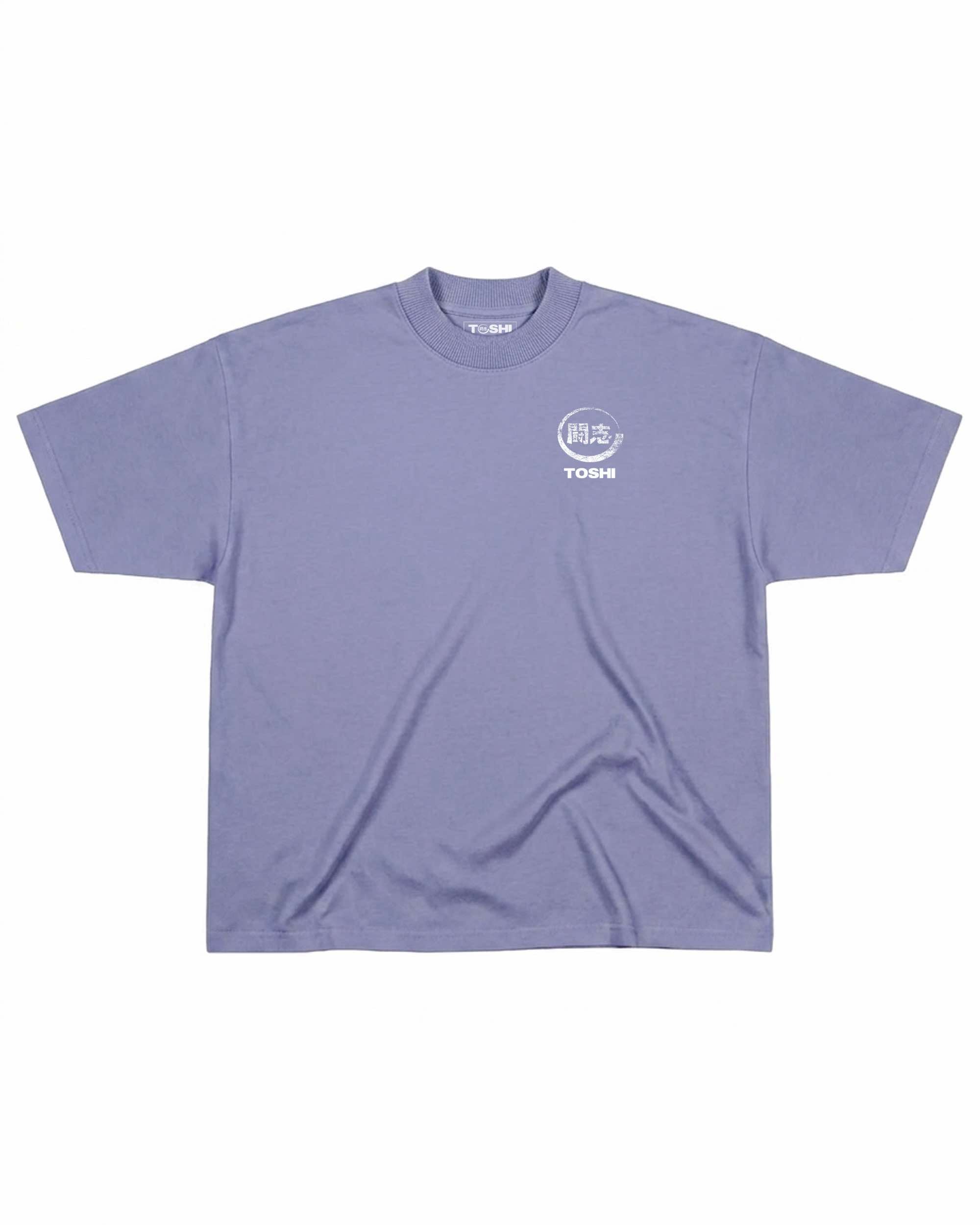 T-shirt oversize de couleur violette présenté à plat de face, avec un logo japonais de la marque TOSHI inspiré des mangas et animes.