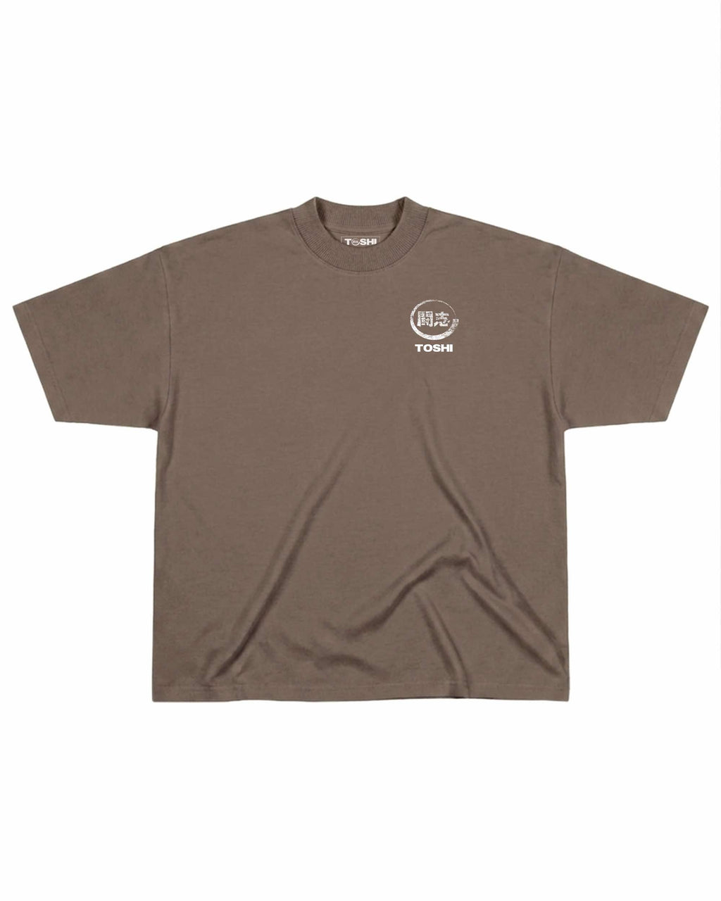T-shirt oversize de couleur mocha présenté à plat de face, avec un logo japonais de la marque TOSHI inspiré des mangas et animes.