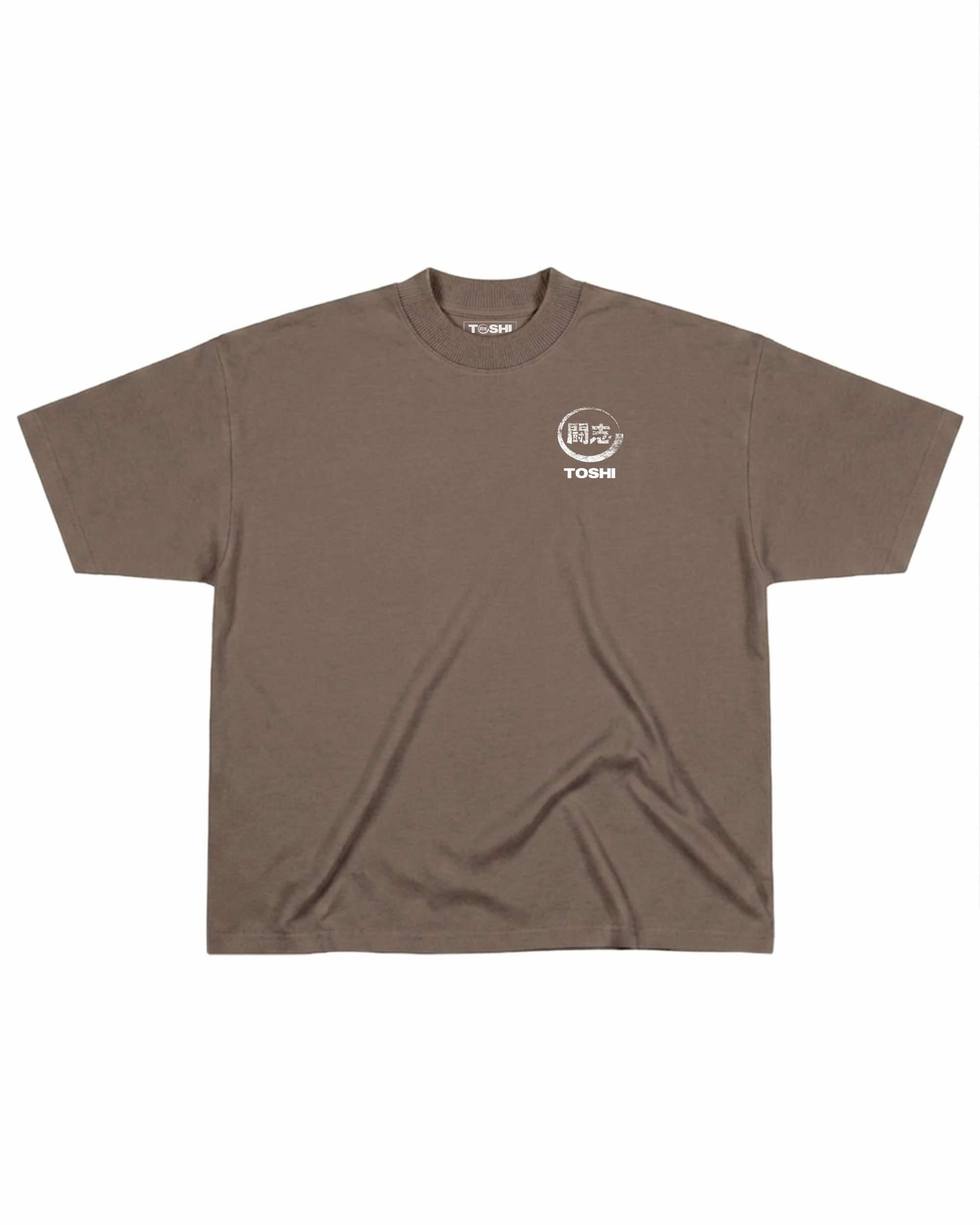 T-shirt oversize de couleur mocha présenté à plat de face, avec un logo japonais de la marque TOSHI inspiré des mangas et animes.
