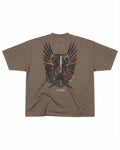 T-shirt oversize de couleur mocha présenté à plat de dos avec un visuel inspiré de l’anime l’Attaque des Titans, représentant un bouclier et des ailes.