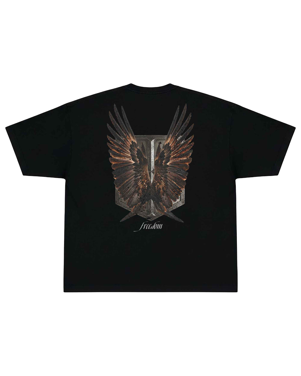 T-shirt oversize de couleur noire présenté à plat de dos avec un visuel inspiré de l’anime l’Attaque des Titans, représentant un bouclier et des ailes.