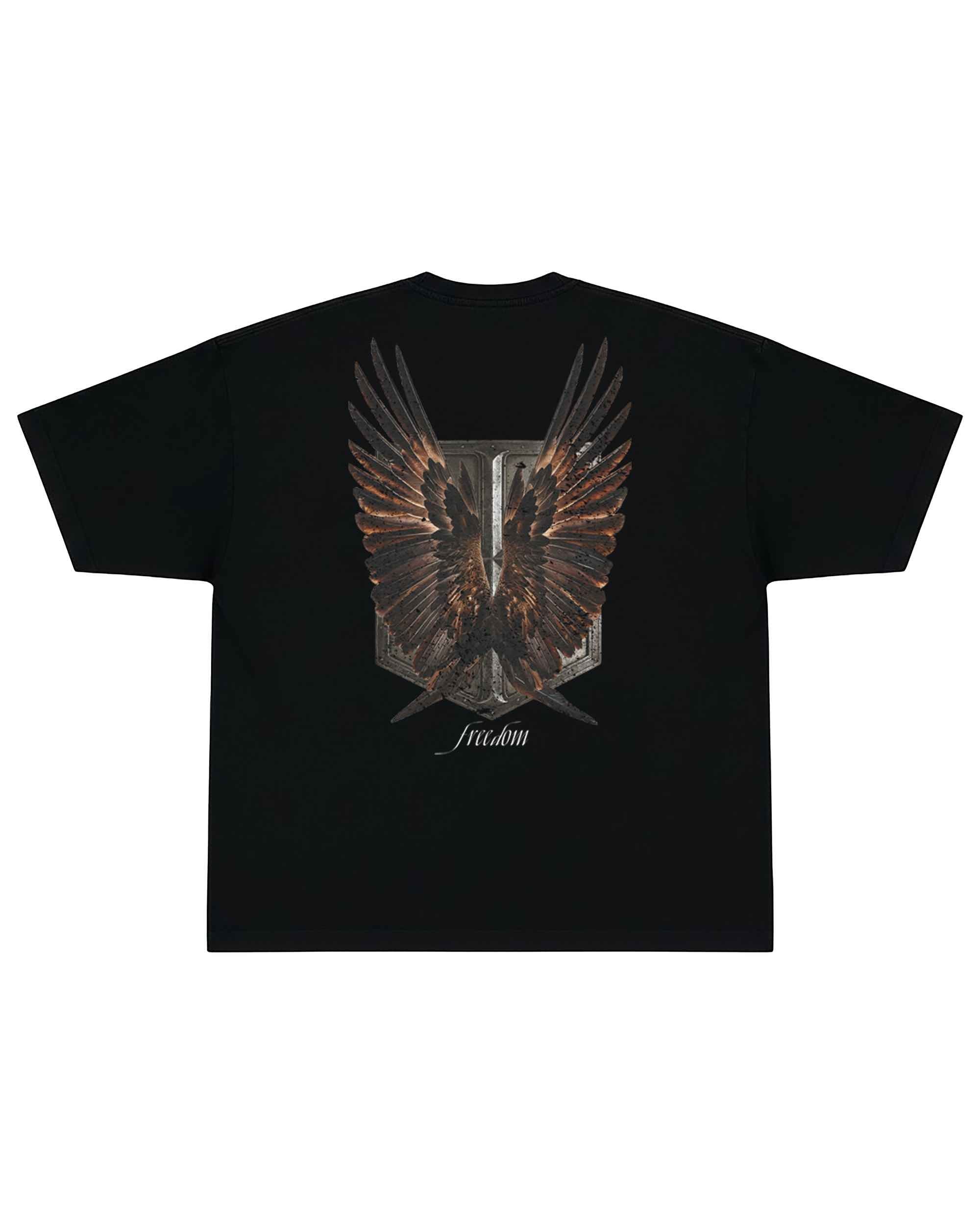 T-shirt oversize de couleur noire présenté à plat de dos avec un visuel inspiré de l’anime l’Attaque des Titans, représentant un bouclier et des ailes.