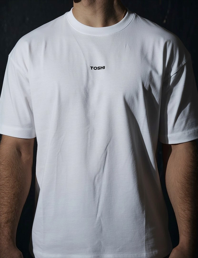 T-shirt oversize blanc TOSHI pour homme, inspiré de l’univers des mangas et animes, style japonais et streetwear sportif.