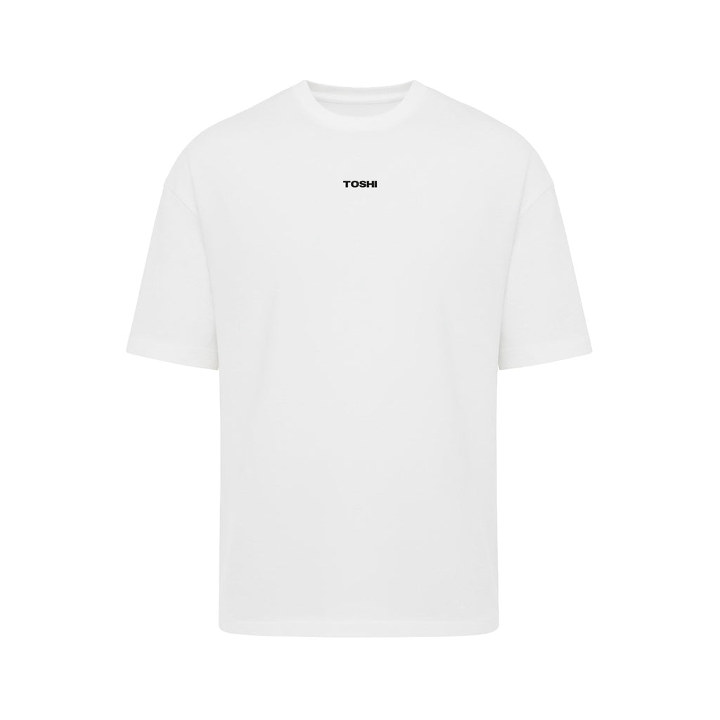T-shirt oversize blanc TOSHI pour homme, inspiré de l’univers des mangas et animes, style japonais et streetwear sportif.