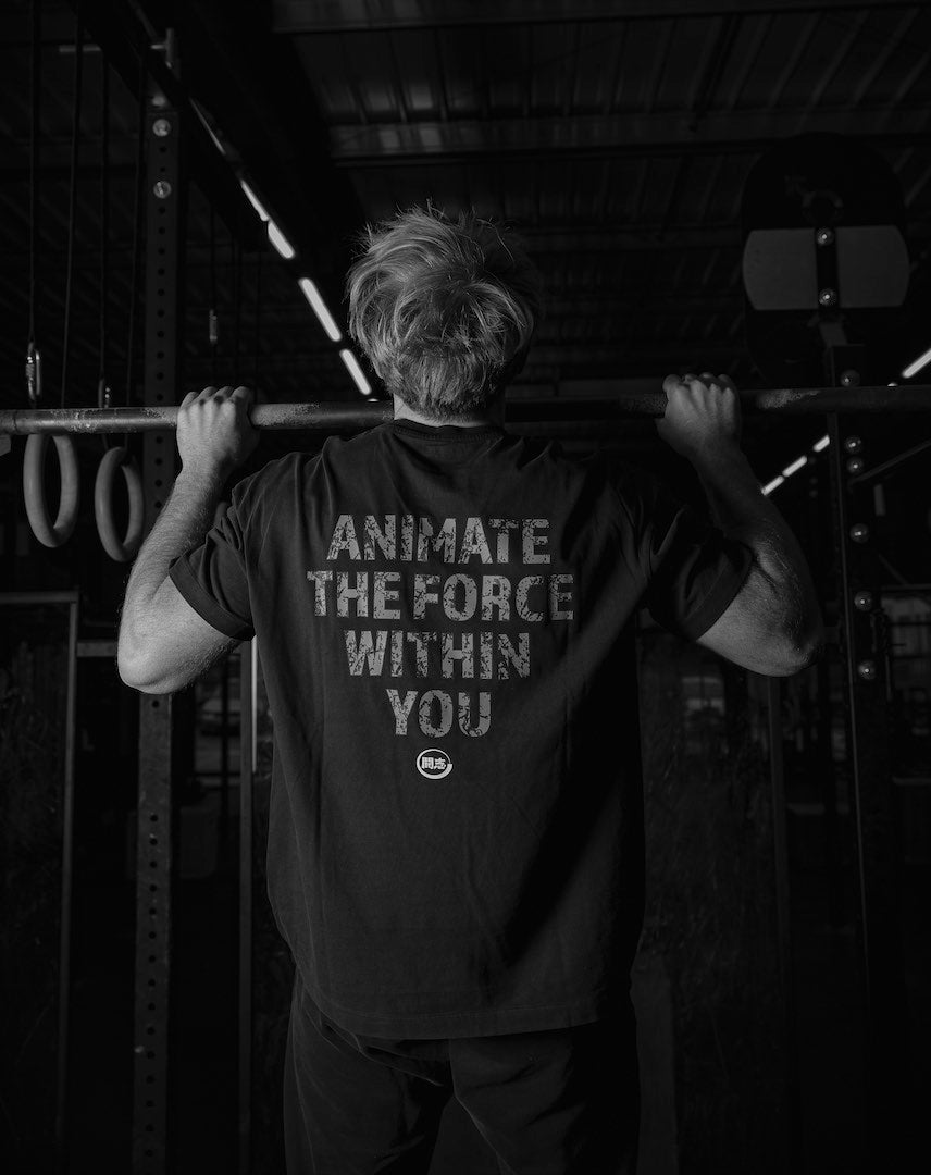 T-shirt oversize TOSHI pour homme, inspiré de l’univers des mangas et animes, style japonais et streetwear sportif.