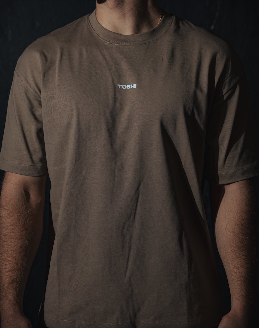 T-shirt oversize driftwood TOSHI pour homme, inspiré de l’univers des mangas et animes, style japonais et streetwear sportif.