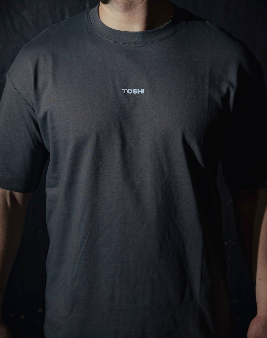 T-shirt oversize gris TOSHI pour homme, inspiré de l’univers des mangas et animes, style japonais et streetwear sportif.