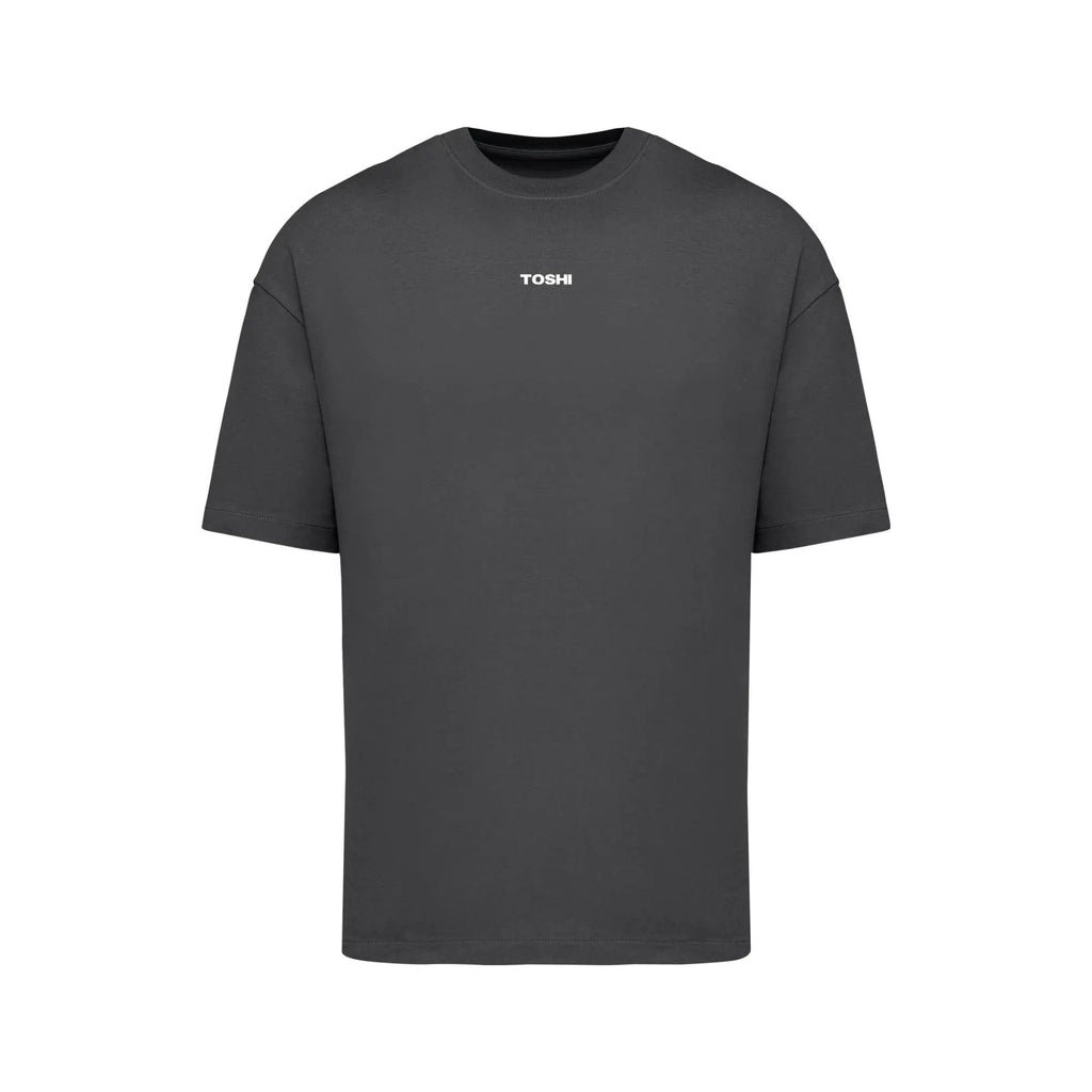T-shirt oversize gris TOSHI pour homme, inspiré de l’univers des mangas et animes, style japonais et streetwear sportif.