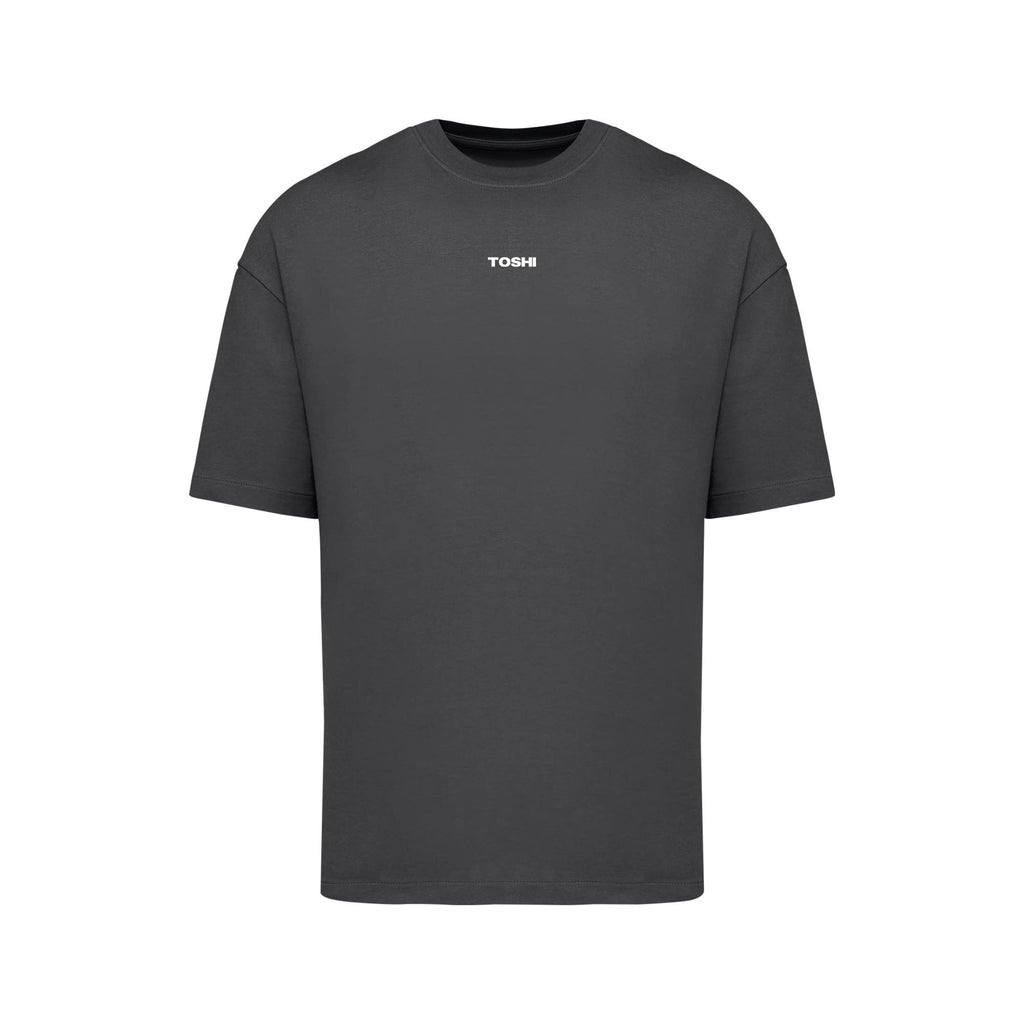 T-shirt oversize gris TOSHI pour homme, inspiré de l’univers des mangas et animes, style japonais et streetwear sportif.
