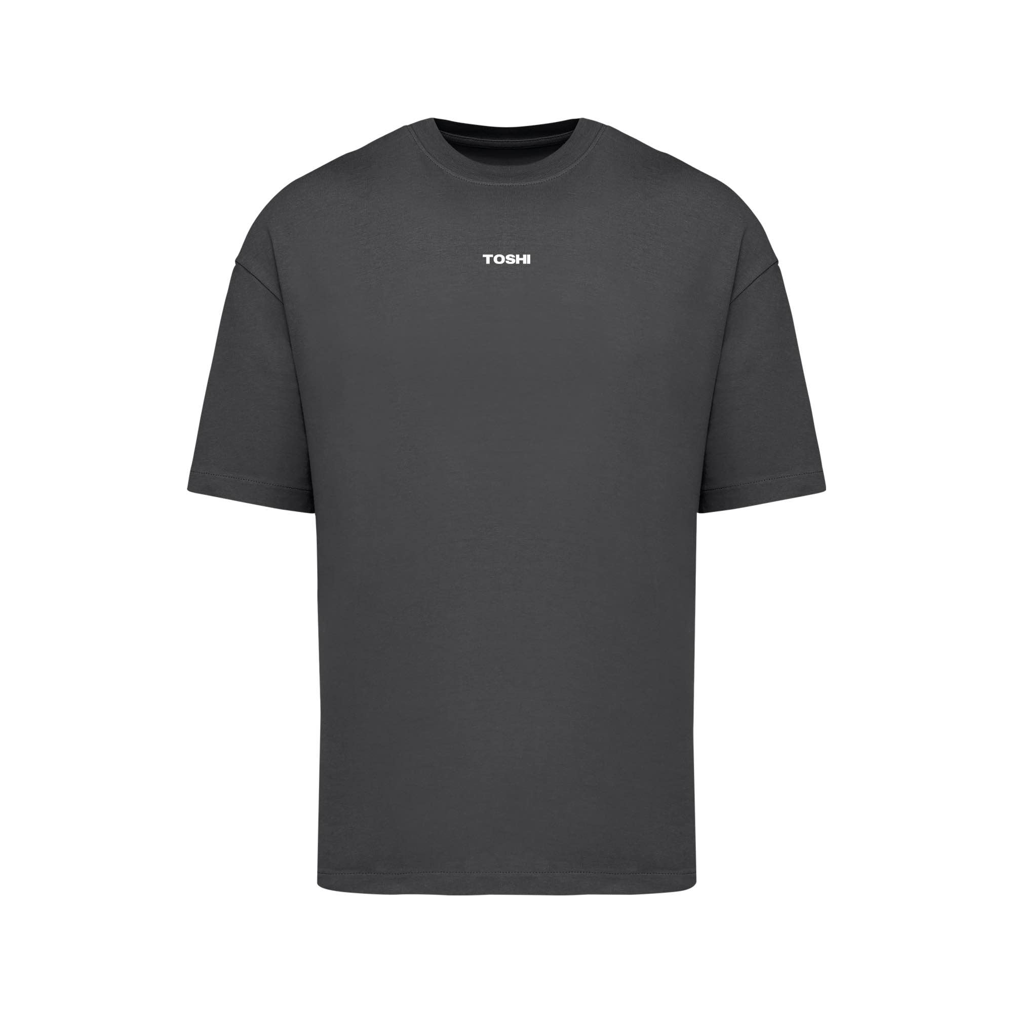 T-shirt oversize gris TOSHI pour homme, inspiré de l’univers des mangas et animes, style japonais et streetwear sportif.
