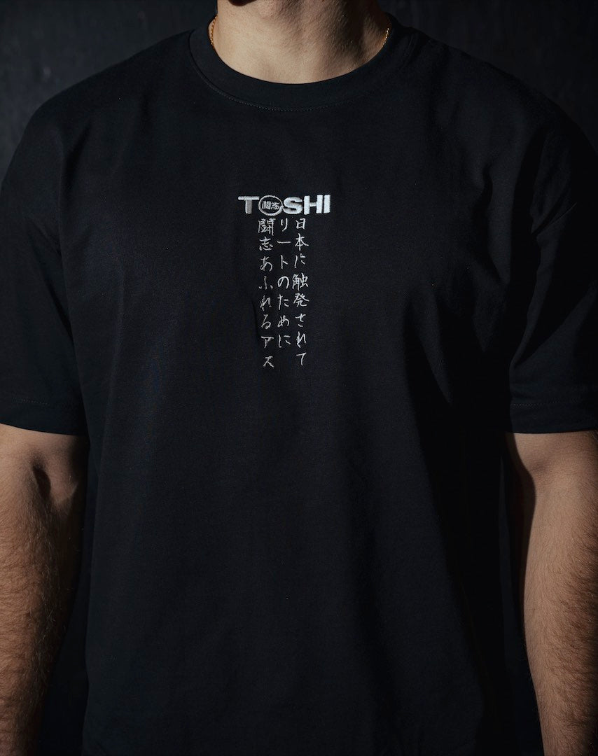 T-shirt oversize noir TOSHI “Mantra” pour homme, inspiré des mangas et animes japonais, style streetwear premium avec broderie et étiquette tissée.