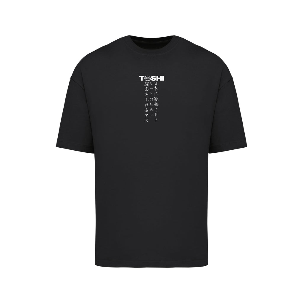T-shirt oversize noir TOSHI “Mantra” pour homme, inspiré des mangas et animes japonais, style streetwear premium avec broderie et étiquette tissée.