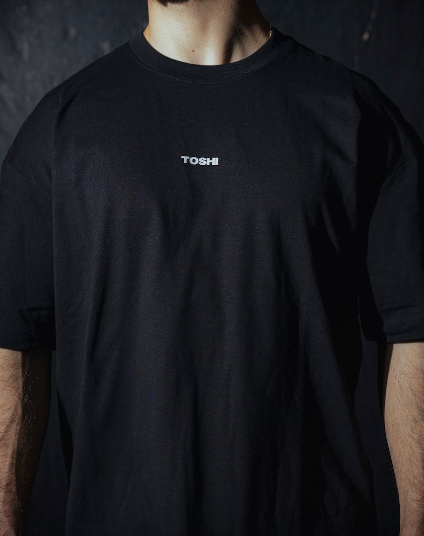 T-shirt oversize noir TOSHI pour homme, inspiré de l’univers des mangas et animes, style japonais et streetwear sportif.