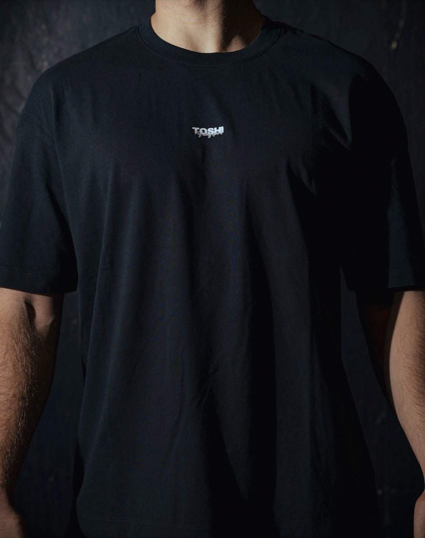 T-shirt oversize noir TOSHI “Fighting Spirit” pour homme, inspiré de l’univers des mangas et animes, style japonais et streetwear sportif.