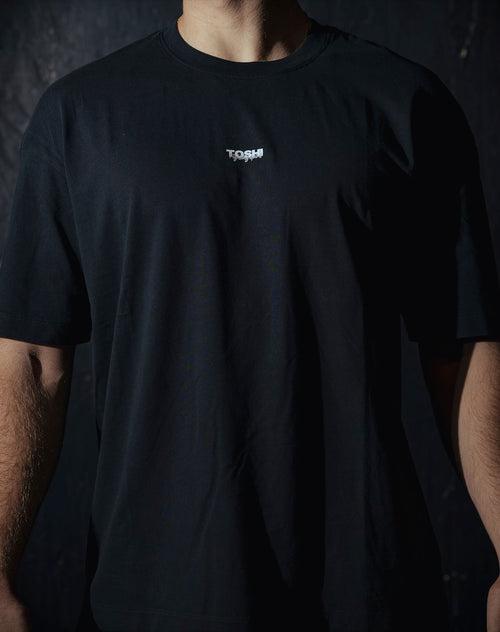 T-shirt oversize noir TOSHI “Fighting Spirit” pour homme, inspiré de l’univers des mangas et animes, style japonais et streetwear sportif.