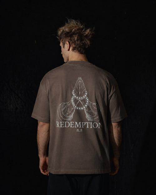 Homme de dos portant un t-shirt oversize de couleur mocha, avec un visuel inspiré de l’anime demon slayer, représentant les mains du pilier Gyomei.