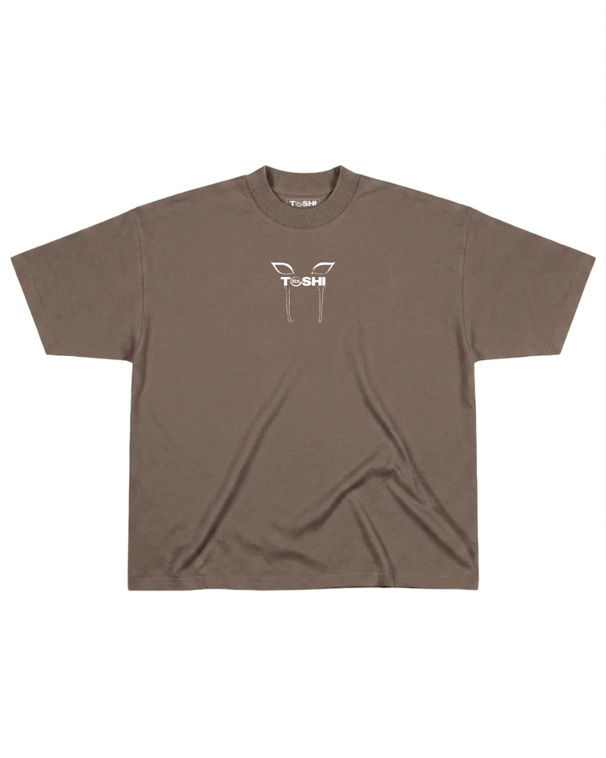 T-shirt oversize de couleur mocha présenté à plat de face, avec un logo japonais de la marque TOSHI inspiré de l'anime demon slayer.
