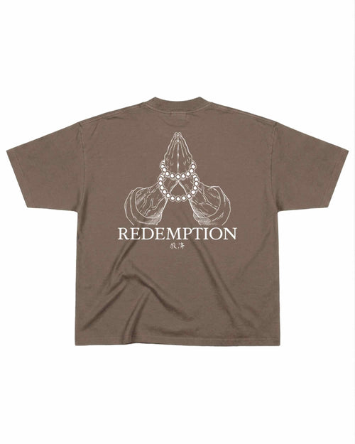 T-shirt oversize de couleur mocha présenté à plat de dos avec un visuel inspiré de l’anime demon slayer, représentant les mains du pilier Gyomei.