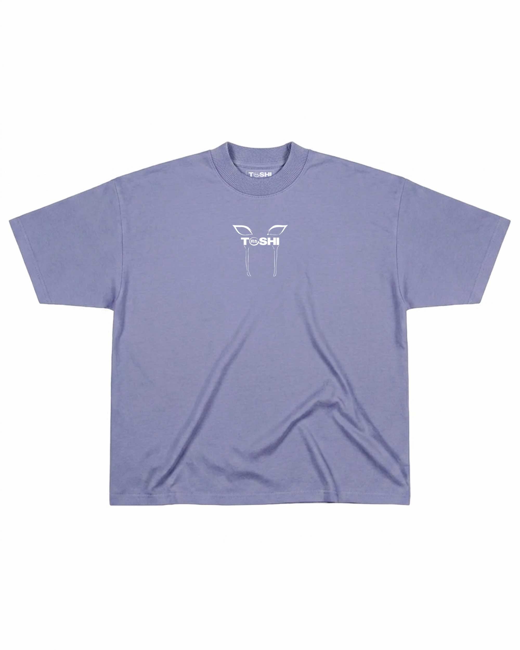 T-shirt oversize de couleur violette présenté à plat de face, avec un logo japonais de la marque TOSHI inspiré de l'anime demon slayer.